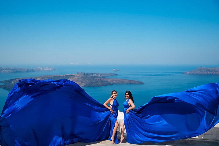 Exklusiv Flying Dress-fotograferingsupplevelse på Santorini, med ikoniska platser och professionell fotografering, foto 15 | wizardtrip