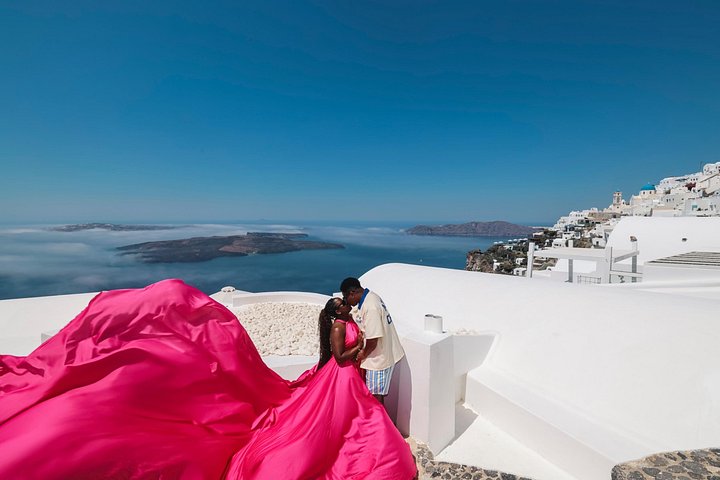 Exklusiv Flying Dress-fotograferingsupplevelse på Santorini, med ikoniska platser och professionell fotografering, foto 17 | wizardtrip