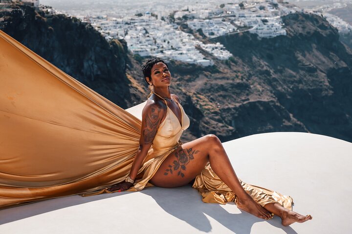 Exklusiv Flying Dress-fotograferingsupplevelse på Santorini, med ikoniska platser och professionell fotografering, foto 20 | wizardtrip