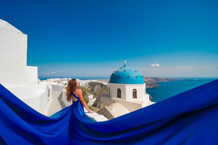Exklusiv Flying Dress-fotograferingsupplevelse på Santorini, med ikoniska platser och professionell fotografering, foto 22 | wizardtrip