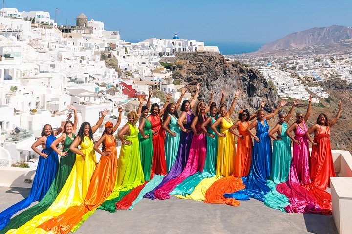 Exklusiv Flying Dress-fotograferingsupplevelse på Santorini, med ikoniska platser och professionell fotografering, foto 23 | wizardtrip