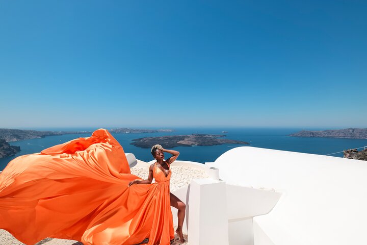 Exklusiv Flying Dress-fotograferingsupplevelse på Santorini, med ikoniska platser och professionell fotografering, foto 24 | wizardtrip