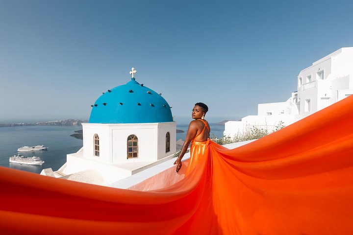 Exklusiv Flying Dress-fotograferingsupplevelse på Santorini, med ikoniska platser och professionell fotografering, foto 27 | wizardtrip