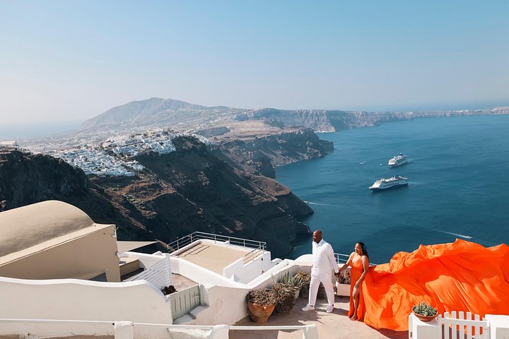 Exklusiv Flying Dress-fotograferingsupplevelse på Santorini, med ikoniska platser och professionell fotografering, foto 29 | wizardtrip