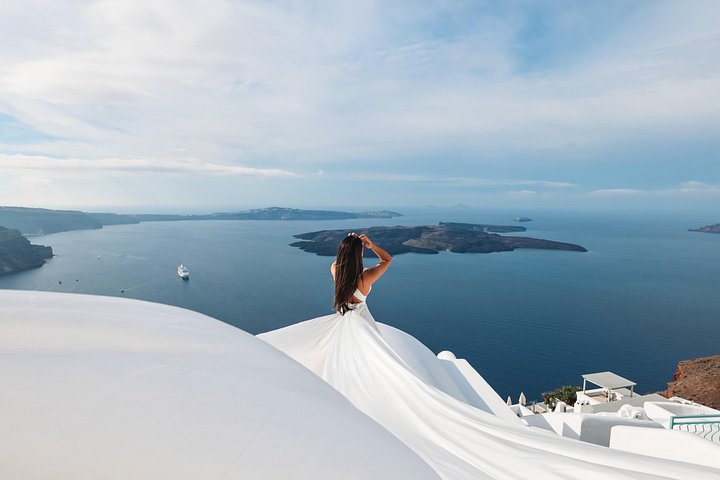 Exklusiv Flying Dress-fotograferingsupplevelse på Santorini, med ikoniska platser och professionell fotografering, foto 30 | wizardtrip