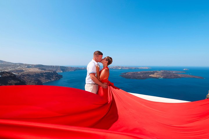 Exklusiv Flying Dress-fotograferingsupplevelse på Santorini, med ikoniska platser och professionell fotografering, foto 32 | wizardtrip