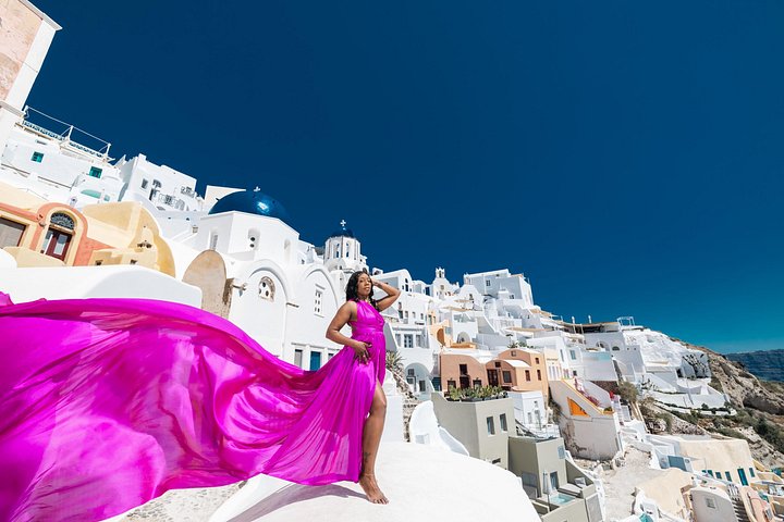 Exklusiv Flying Dress-fotograferingsupplevelse på Santorini, med ikoniska platser och professionell fotografering, foto 34 | wizardtrip