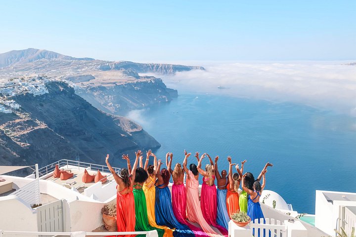 Exklusiv Flying Dress-fotograferingsupplevelse på Santorini, med ikoniska platser och professionell fotografering, foto 35 | wizardtrip