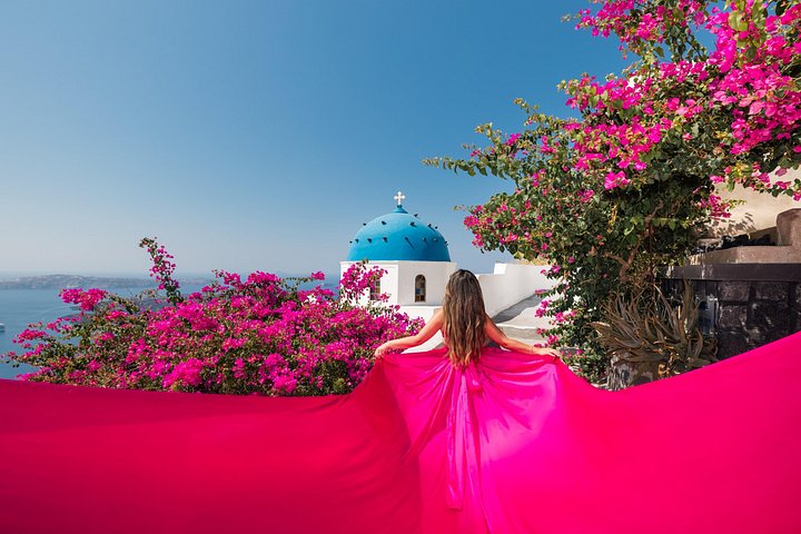 Exklusiv Flying Dress-fotograferingsupplevelse på Santorini, med ikoniska platser och professionell fotografering, foto 36 | wizardtrip