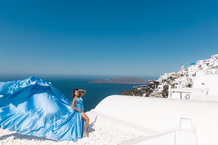 Exklusiv Flying Dress-fotograferingsupplevelse på Santorini, med ikoniska platser och professionell fotografering, foto 37 | wizardtrip