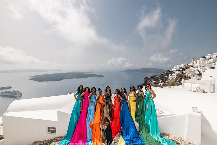 Exklusiv Flying Dress-fotograferingsupplevelse på Santorini, med ikoniska platser och professionell fotografering, foto 38 | wizardtrip