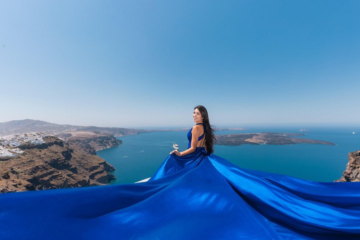 Exklusiv Flying Dress-fotograferingsupplevelse på Santorini, med ikoniska platser och professionell fotografering, foto 39 | wizardtrip