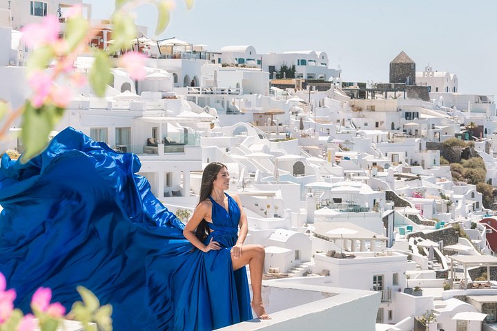 Exklusiv Flying Dress-fotograferingsupplevelse på Santorini, med ikoniska platser och professionell fotografering, foto 40 | wizardtrip