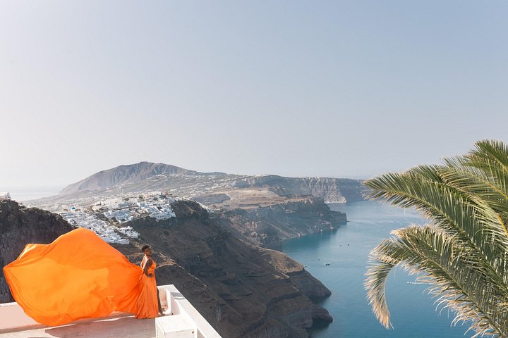 Exklusiv Flying Dress-fotograferingsupplevelse på Santorini, med ikoniska platser och professionell fotografering, foto 41 | wizardtrip