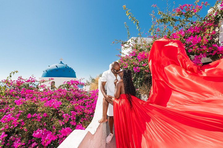 Exklusiv Flying Dress-fotograferingsupplevelse på Santorini, med ikoniska platser och professionell fotografering, foto 43 | wizardtrip