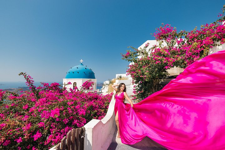 Exklusiv Flying Dress-fotograferingsupplevelse på Santorini, med ikoniska platser och professionell fotografering, foto 45 | wizardtrip