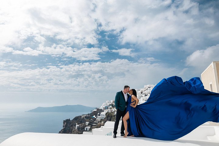 Exklusiv Flying Dress-fotograferingsupplevelse på Santorini, med ikoniska platser och professionell fotografering, foto 48 | wizardtrip