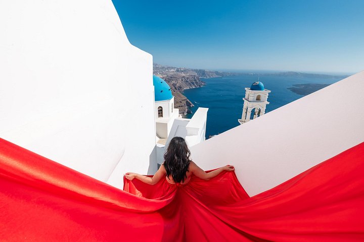 Exklusiv Flying Dress-fotograferingsupplevelse på Santorini, med ikoniska platser och professionell fotografering, foto 49 | wizardtrip