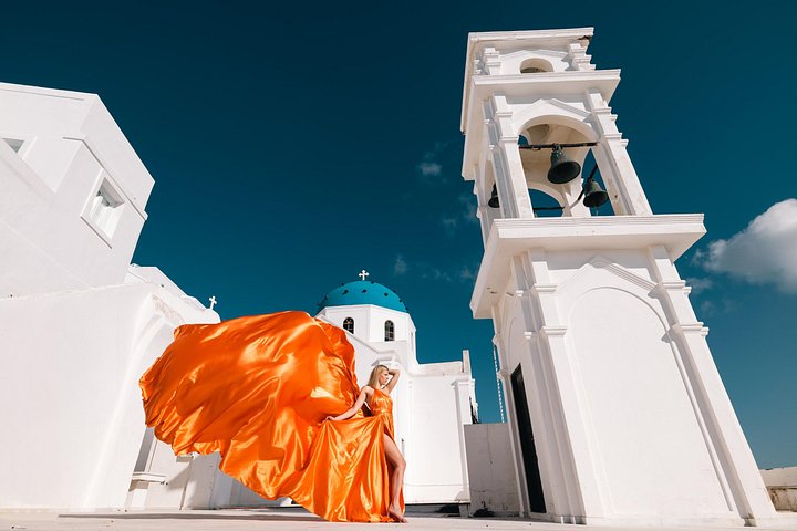 Exklusiv Flying Dress-fotograferingsupplevelse på Santorini, med ikoniska platser och professionell fotografering, foto 50 | wizardtrip