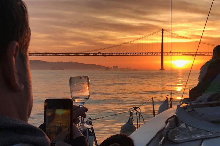 Luksuriøs katamarantur ved solnedgang på elven Tejo i Lisboa, Portugal, med vin og byutsikt, foto 7 | wizardtrip