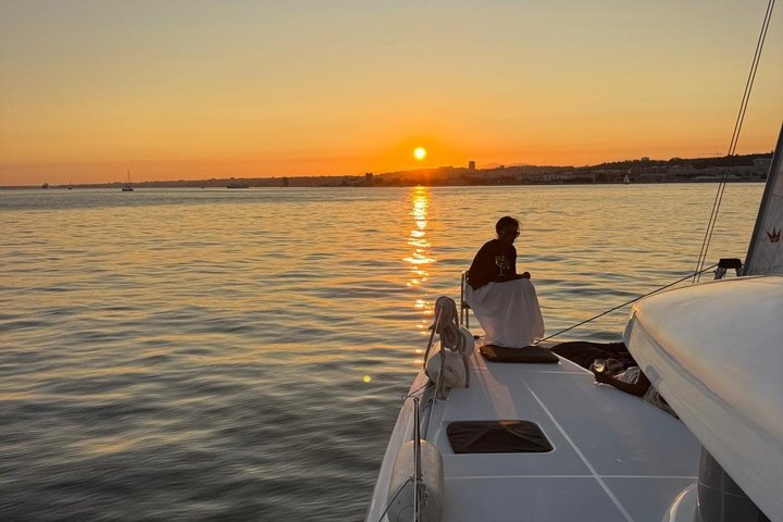 Luksuriøs katamarantur ved solnedgang på elven Tejo i Lisboa, Portugal, med vin og byutsikt, foto 9 | wizardtrip