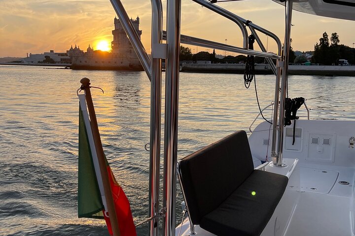 Luksuriøs katamarantur ved solnedgang på elven Tejo i Lisboa, Portugal, med vin og byutsikt, foto 11 | wizardtrip