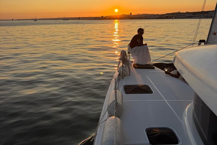 Luksuriøs katamarantur ved solnedgang på elven Tejo i Lisboa, Portugal, med vin og byutsikt, foto 13 | wizardtrip