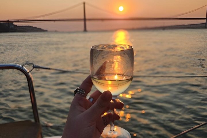 Luksuriøs katamarantur ved solnedgang på elven Tejo i Lisboa, Portugal, med vin og byutsikt, foto 14 | wizardtrip
