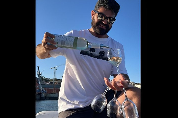 Luksuriøs katamarantur ved solnedgang på elven Tejo i Lisboa, Portugal, med vin og byutsikt, foto 15 | wizardtrip