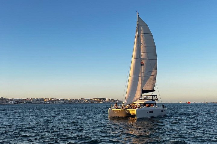 Luksuriøs katamarantur ved solnedgang på elven Tejo i Lisboa, Portugal, med vin og byutsikt, foto 16 | wizardtrip