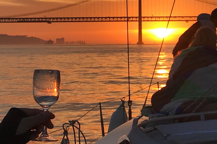 Tour en velero al atardecer y vino en Lisboa de 2 horas | wizardtrip
