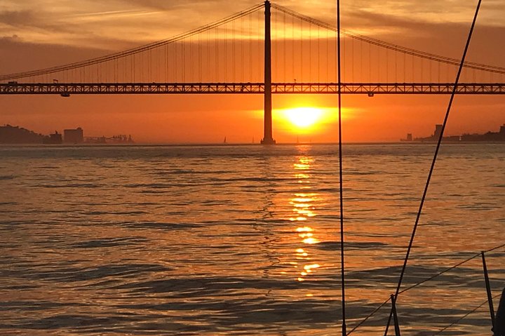 Genießen Sie eine Sonnenuntergangs-Segeltour auf dem Tejo in Lissabon mit Wein, Foto 6 | wizardtrip
