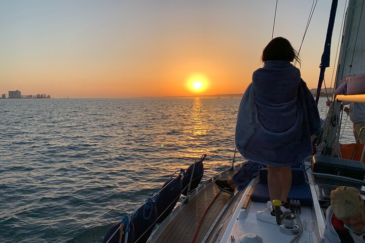 Genießen Sie eine Sonnenuntergangs-Segeltour auf dem Tejo in Lissabon mit Wein, Foto 10 | wizardtrip