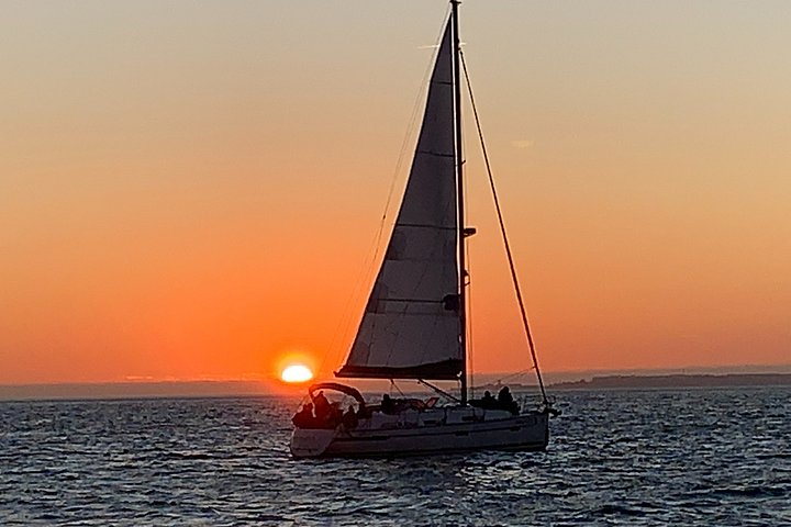 Genießen Sie eine Sonnenuntergangs-Segeltour auf dem Tejo in Lissabon mit Wein, Foto 14 | wizardtrip