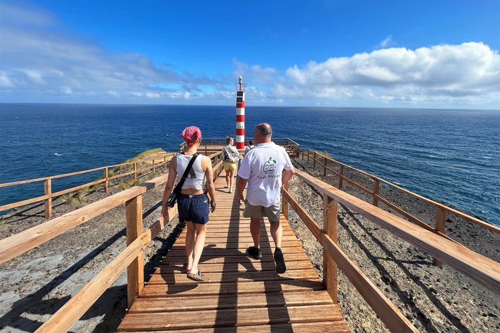 Tour em pequeno grupo explorando as cascatas escondidas, miradouros e paisagens verdejantes de São Miguel em Nordeste, Portugal, foto 6 | wizardtrip