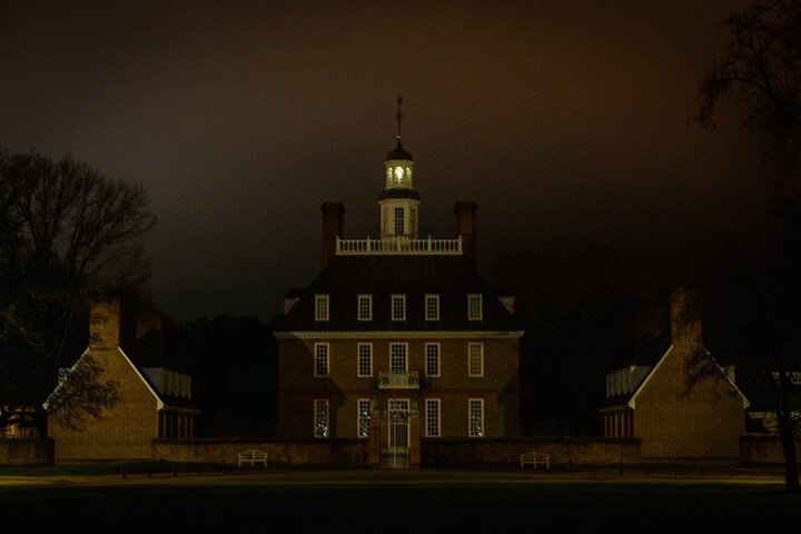 Spokenjacht door historische straten van Williamsburg 's nachts, met spookachtige gebouwen en koloniale architectuur, foto 8 | wizardtrip