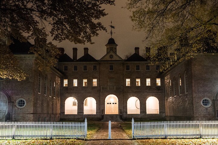 Spokenjacht door historische straten van Williamsburg 's nachts, met spookachtige gebouwen en koloniale architectuur, foto 13 | wizardtrip