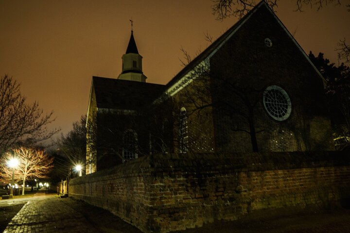 Spokenjacht door historische straten van Williamsburg 's nachts, met spookachtige gebouwen en koloniale architectuur, foto 17 | wizardtrip