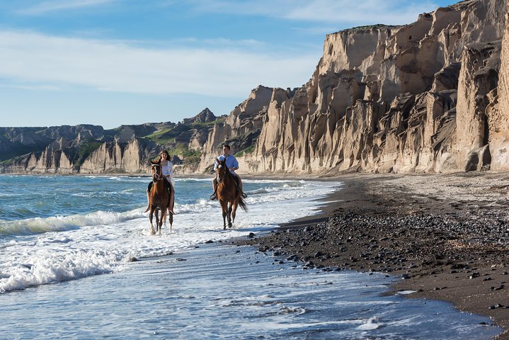 Paseo a caballo en Santorini a la playa de arena negra | wizardtrip