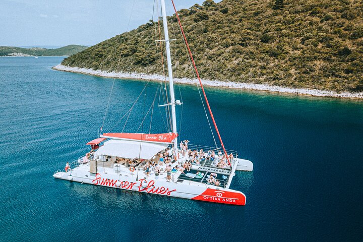 Heldags Katamaran Sejltur til Hvar & Pakleni Øerne med Mad og Gratis Drikkevarer | wizardtrip