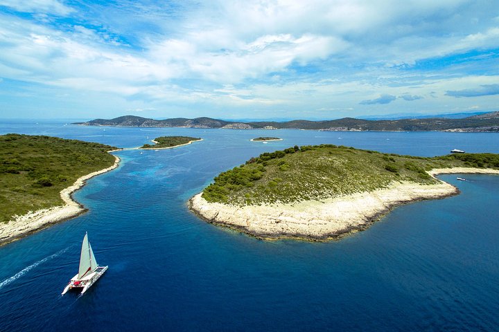 スプリット発フヴァル島＆パクレニ諸島カタマランクルーズ（スイム＆船上ダイニング付）、写真12 | wizardtrip