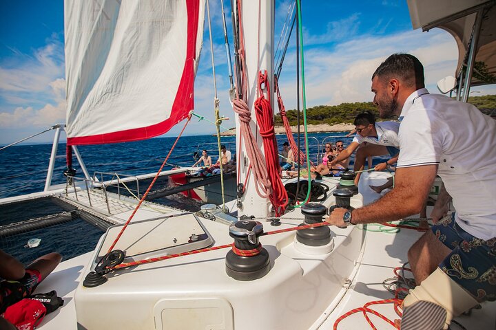 スプリット発フヴァル島＆パクレニ諸島カタマランクルーズ（スイム＆船上ダイニング付）、写真24 | wizardtrip