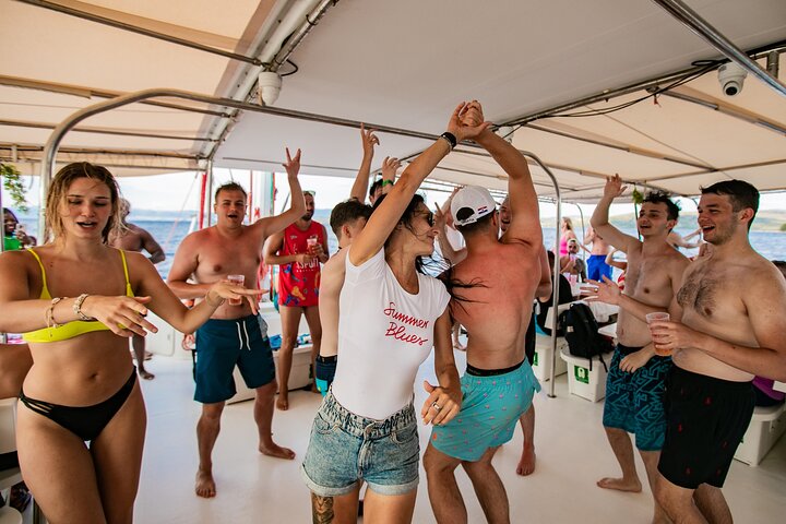 スプリット発フヴァル島＆パクレニ諸島カタマランクルーズ（スイム＆船上ダイニング付）、写真27 | wizardtrip