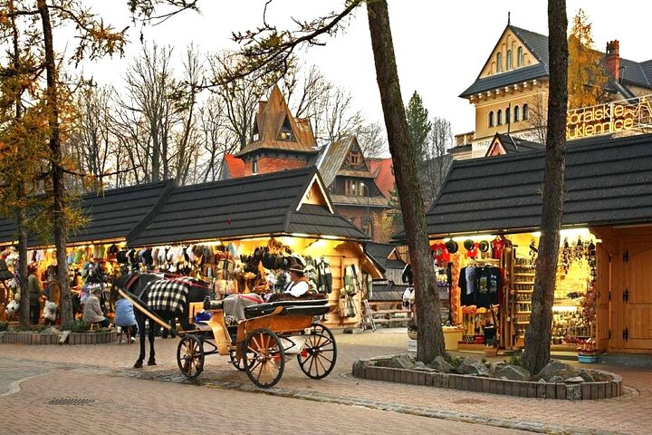 Naturskøn udsigt over Zakopane, Tatra-bjergene og traditionel polsk arkitektur, foto 6 | wizardtrip
