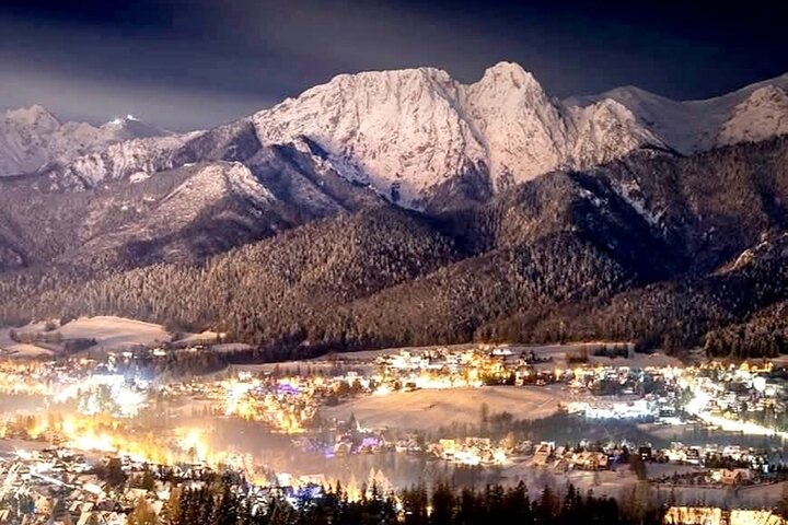 Naturskøn udsigt over Zakopane, Tatra-bjergene og traditionel polsk arkitektur, foto 8 | wizardtrip