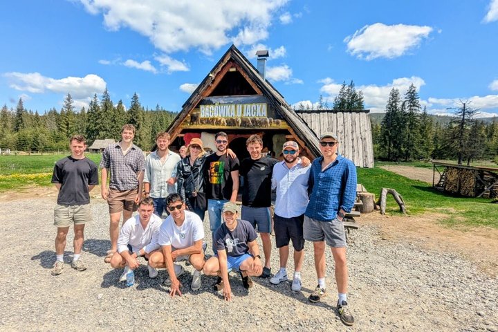 Naturskøn udsigt over Zakopane, Tatra-bjergene og traditionel polsk arkitektur, foto 10 | wizardtrip