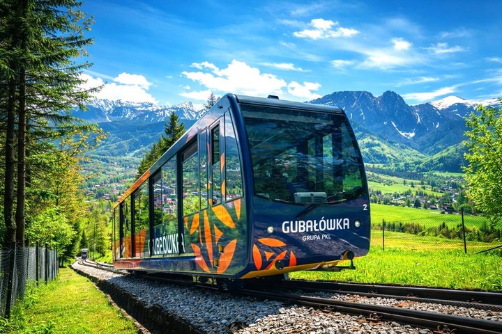 Naturskøn udsigt over Zakopane, Tatra-bjergene og traditionel polsk arkitektur, foto 17 | wizardtrip