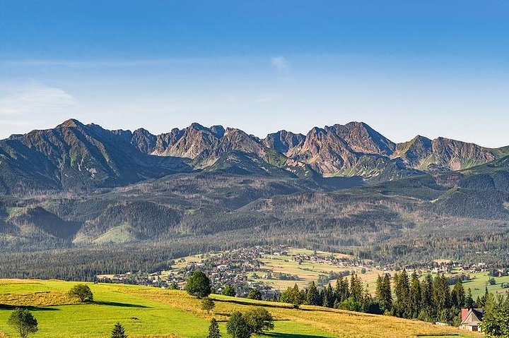 Naturskøn udsigt over Zakopane, Tatra-bjergene og traditionel polsk arkitektur, foto 23 | wizardtrip