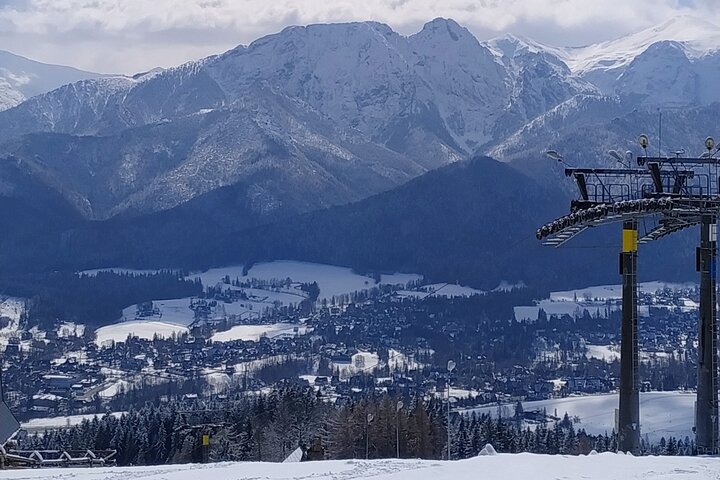 Naturskøn udsigt over Zakopane, Tatra-bjergene og traditionel polsk arkitektur, foto 26 | wizardtrip