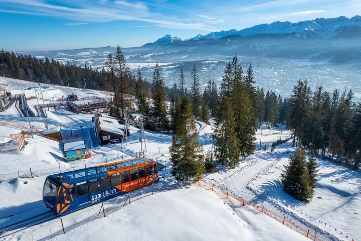Naturskøn udsigt over Zakopane, Tatra-bjergene og traditionel polsk arkitektur, foto 27 | wizardtrip